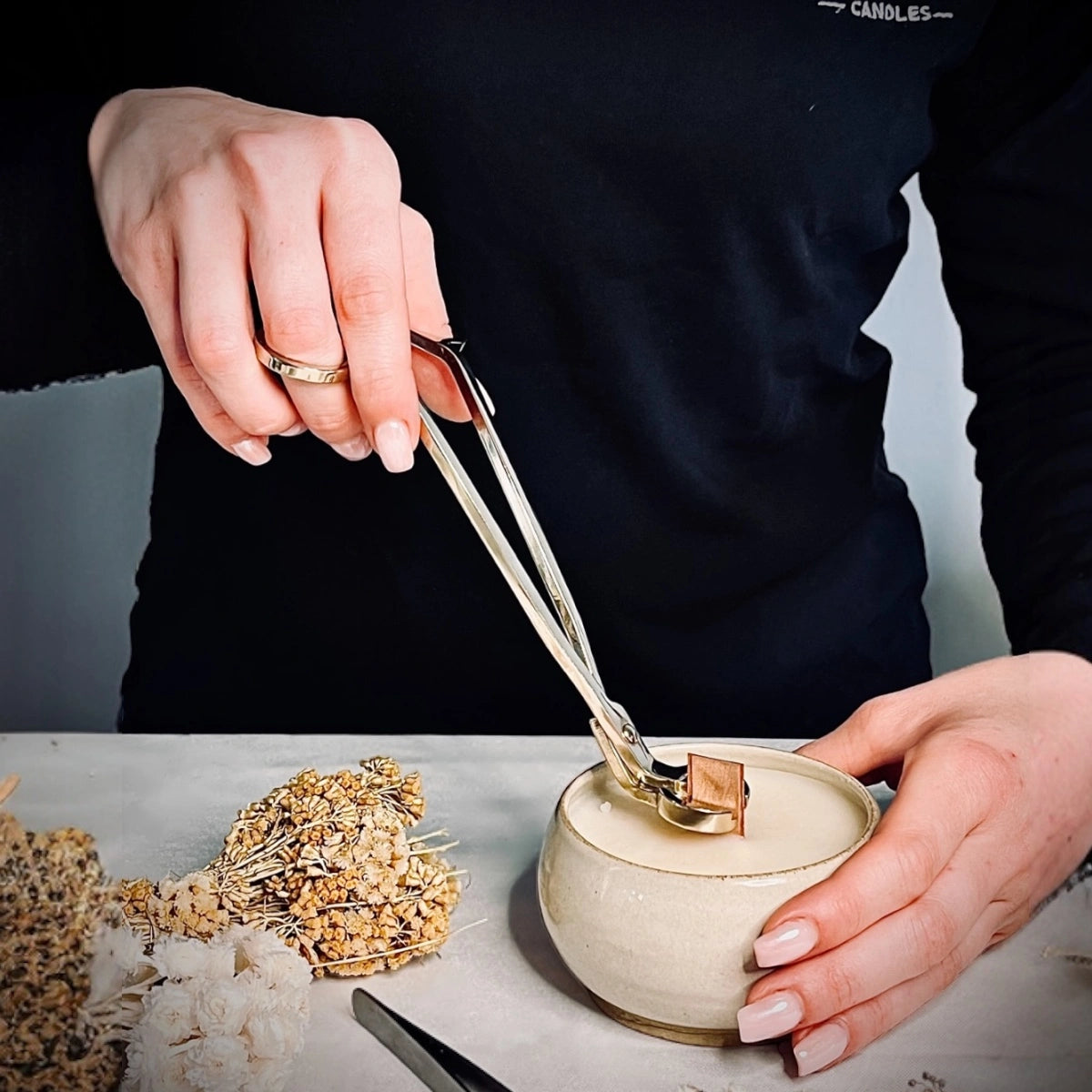 Entretien des bougies en cire de soja avec des mèches en bois